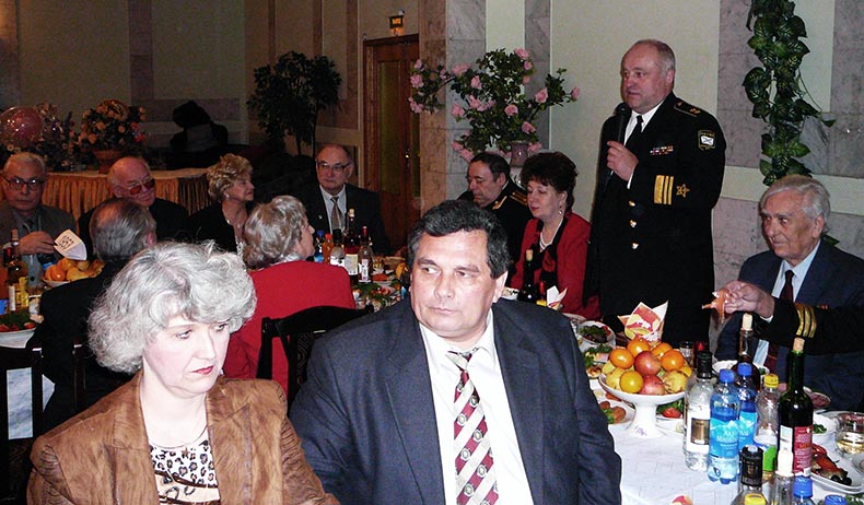 20061104_Встреча питонов 1971 года_стол-300-790.jpg